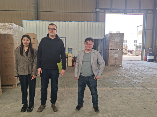 Latest company news about Amerikanische Kunden besuchen die Fabrik und verhandeln über die Zusammenarbeit